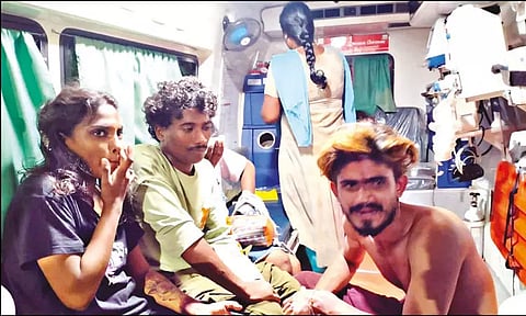 மதுபோதையில் பயணம்: குருவாயூர் எக்ஸ்பிரஸ் ரெயிலில் பயணிகள் மோதல்