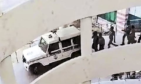 எய்ம்ஸ் ஆஸ்பத்திரி அவசர சிகிச்சை பிரிவுக்குள் சென்ற போலீஸ் ஜீப்பால் பரபரப்பு