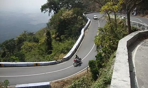 ஏற்காடு மலைப்பாதையில் ஹெல்மெட் அணிந்து சென்றால் மட்டுமே வாகன ஓட்டிகளுக்கு அனுமதி