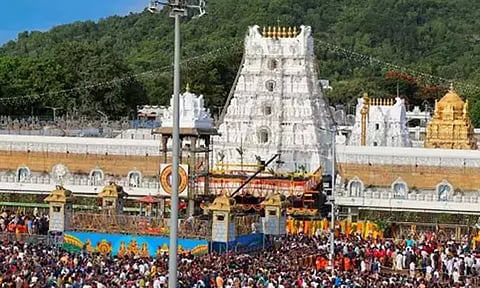 திருப்பதி ஏழுமலையான் கோவிலில் 30 மணிநேரம் காத்திருந்து பக்தர்கள் சாமி தரிசனம்