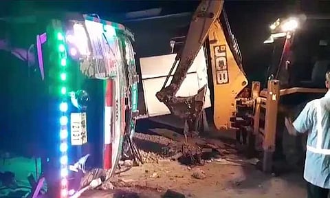 பஸ் மீது லாரி மோதி பயங்கர விபத்து - 11 பேர் உயிரிழப்பு, 10 பேர் காயம்