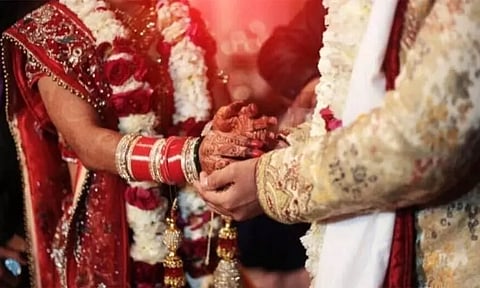 மணமேடையில் மணமகளுக்கு முத்த மழை பொழிந்த மணமகன்