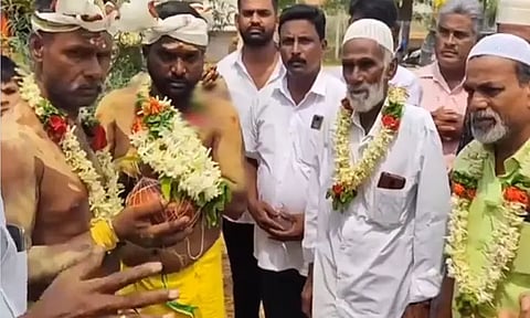 கோவில் கட்ட நிலம் வழங்கி, கும்பாபிஷேகத்திற்கு சீர்வரிசை எடுத்து வந்த இஸ்லாமியர்கள்.. திருப்பூரில் நெகிழ்ச்சி