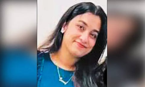 மாடியில் இருந்து கீழே விழுந்து டிக்டாக் பெண் பிரபலம் பலி