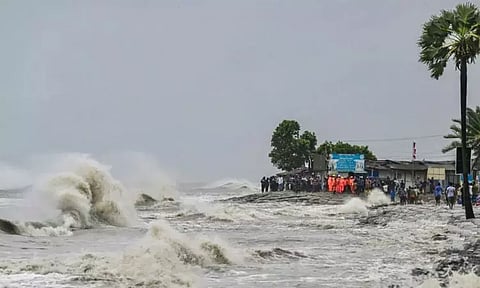 புரட்டி போட்ட ராமெல் புயல்: 4 மாநிலங்களில் தொடரும் கன மழை; வங்காள தேசத்தில் 2 பேர் பலி