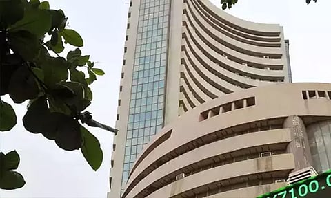 பங்கு சந்தை நிலவரம்: சென்செக்ஸ் மற்றும் நிப்டி குறியீடு வரலாறு காணாத வகையில் உயர்வு