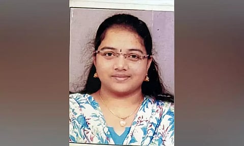 லேப்டாப்புக்கு சார்ஜ் போடும்போது மின்சாரம் தாக்கி பயிற்சி பெண் மருத்துவர் பலி