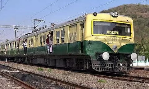 சென்னை கடற்கரை - செங்கல்பட்டு மின்சார ரெயில் சேவையில் நாளை மாற்றம்