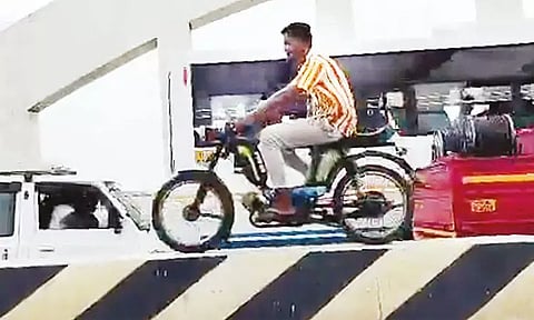 சாலையின் நடுவே உள்ள தடுப்புச்சுவரில் மொபட் ஓட்டி சாகசம்: வாலிபர் மீது வழக்கு