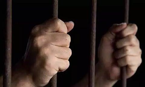 பஸ்சுக்காக காத்திருந்த இளம்பெண்ணுக்கு 'லிப்ட்' கொடுத்த வாலிபர்.. அடுத்து நடந்த அதிர்ச்சி