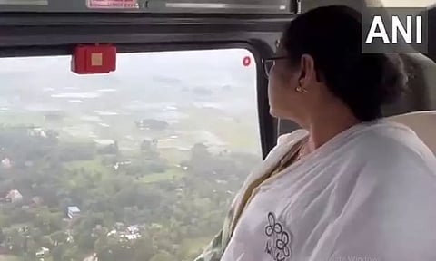 ரீமால் புயல் பாதிப்பு- ஹெலிகாப்டரில் ஆய்வு மேற்கொண்ட முதல்-மந்திரி மம்தா பானர்ஜி