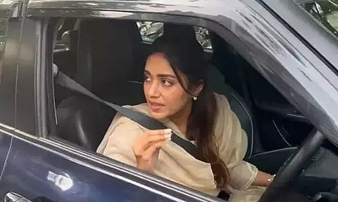 போலீசாரிடம் வாக்குவாதத்தில் ஈடுபட்ட நிவேதா பெத்துராஜ்? தீயாய் பரவும் வீடியோ