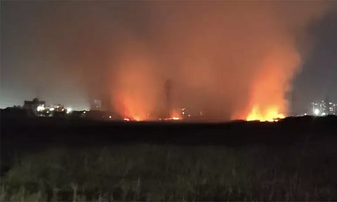 பெரும்பாக்கம் சதுப்பு நிலத்தில் கொழுந்து விட்டு எரியும் தீ - அணைக்கும் பணி தீவிரம்