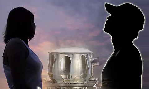 கிண்டல் செய்த வாலிபர் மீது கொதிக்கும் பாலை ஊற்றிய இளம்பெண்