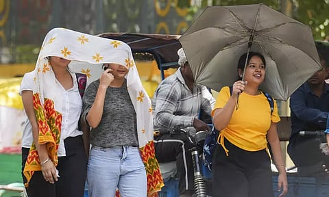 நாட்டின் பல்வேறு பகுதிகளில் வீசும் வெப்ப அலை - 54 பேர் பலி