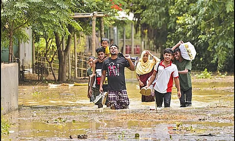 அசாமை புரட்டிப்போட்ட வெள்ளம் 2 லட்சம் பேர் பாதிப்பு