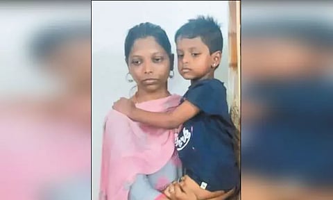 ஏரியில் இருந்து மீட்கப்பட்ட குழந்தை தர்சன் தாய் பிரியாவுடன்.