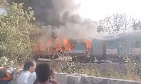 டெல்லியில் பஞ்சாப் விரைவு ரெயிலில் தீ விபத்து