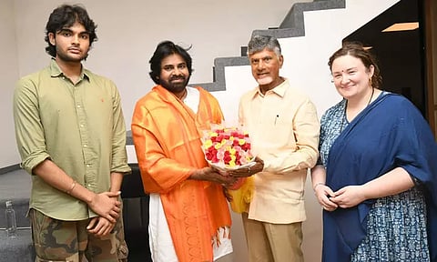 தெலுங்கு தேசம் கட்சித் தலைவர் சந்திரபாபு நாயுடு, ஜனசேனா கட்சி அலுவலகத்திற்கு வருகை