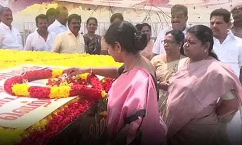 கருணாநிதி நினைவிடத்தில் வெற்றி சான்றிதழை வைத்து மரியாதை செலுத்திய கனிமொழி