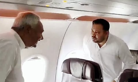 நிதீஷ் குமார், தேஜஸ்வி யாதவ் இருவரும் ஒரே விமானத்தில் சந்தித்தபோது...