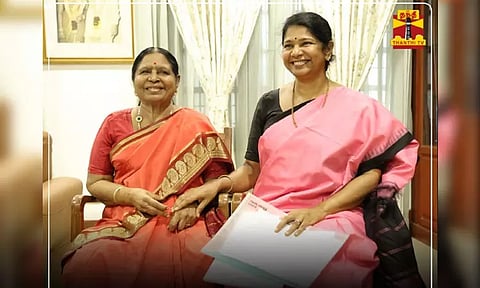 வெற்றி சான்றிதழை தனது அம்மாவிடம் காண்பித்து மகிழ்ந்த கனிமொழி கருணாநிதி