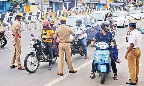 நம்பர் பிளேட்களில் ஸ்டிக்கர் ஒட்டினால் வாகனங்களை பறிமுதல் செய்ய வேண்டும் -சென்னை ஐகோர்ட்டு