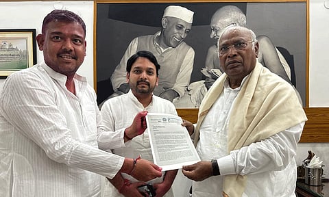 மராட்டிய மாநிலத்தில் சுயேச்சையாக வெற்றி பெற்றவர் காங்கிரஸ் கட்சிக்கு ஆதரவு