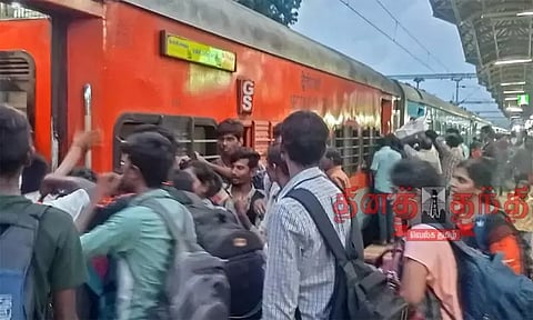 பள்ளிகள் திறப்பு எதிரொலி.. பஸ், ரெயில்களில் அலைமோதும் கூட்டம்