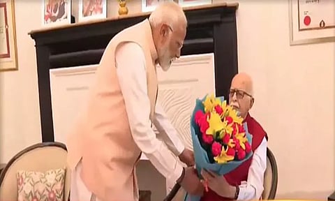 பா.ஜ.க. மூத்த தலைவர் எல்.கே.அத்வானியை சந்தித்து வாழ்த்து பெற்றார் மோடி