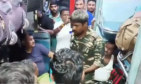 சேரன் விரைவு ரெயிலில் பயணிகளை தாக்கிய துணை ராணுவ படையினர்