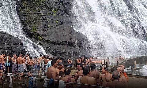 குற்றால மெயின் அருவியில் குளிக்க சுற்றுலா பயணிகளுக்கு அனுமதி