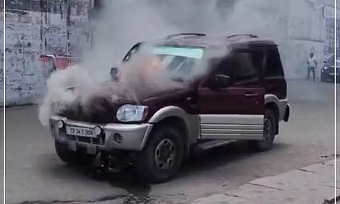 கள்ளக்குறிச்சி அருகே கார் திடீரென தீப்பிடித்ததால் பரபரப்பு - காரில் பயணித்த 3 பேர் அதிர்ஷ்டவசமாக உயிர் தப்பினர்