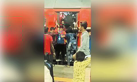 சாதாரண டிக்கெட் எடுத்துக்கொண்டு முன்பதிவு பெட்டிகளில் பயணிப்போர் அதிகரிப்பு: பயணிகள் அவதி