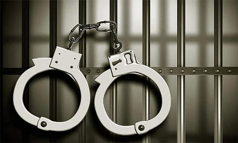 ஓட்டலில் பிரியாணி கெட்டுப்போனதாக கூறியதால் வாடிக்கையாளர்களுக்கு அடி-உதை: 4 பேர் கைது