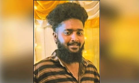 கொருக்குப்பேட்டையில் வாலிபர் சரமாரியாக வெட்டிக்கொலை - அண்ணனை தேடி வந்த கும்பல் தம்பியை தீர்த்து கட்டியது