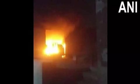 காசியாபாத்: வீட்டில் பயங்கர தீ விபத்து - 7 மாத குழந்தை உட்பட 5 பேர் உயிரிழப்பு