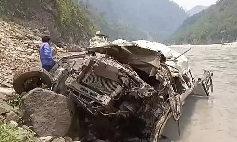 உத்தரகாண்டில் பள்ளத்தில் வேன் கவிழ்ந்து 12 பேர் பலி