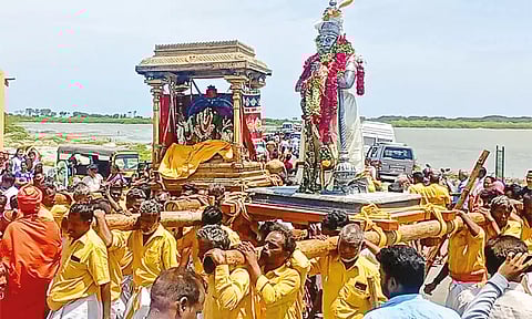 தனுஷ்கோடி கோதண்டராமர் கோவிலில் விபீஷணருக்கு பட்டாபிஷேகம்