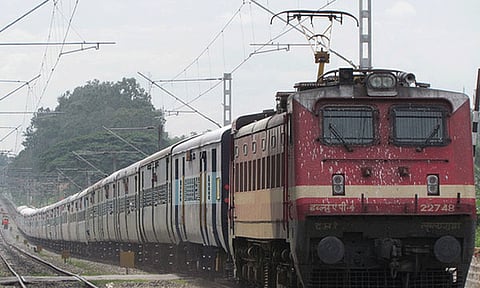 கூட்ட நெரிசல்: இறங்க முடியாததால் பெண் பயணி அவதி - ரெயிலை நிறுத்த எடுத்த திடீர் முடிவு