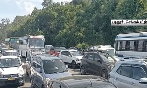 செங்கல்பட்டு: பரனூர் சுங்கச்சாவடியில் 5 வாகனங்கள் அடுத்தடுத்து மோதல் - போக்குவரத்து பாதிப்பு