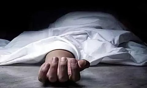 குழந்தைகளுக்கு பள்ளி கட்டணம் செலுத்த முடியாத வேதனையில் தந்தை தற்கொலை