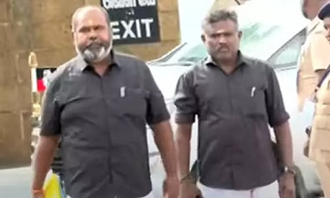 அதிமுக எம்.எல்.ஏக்கள் கருப்பு சட்டை அணிந்து சட்டசபைக்கு வருகை