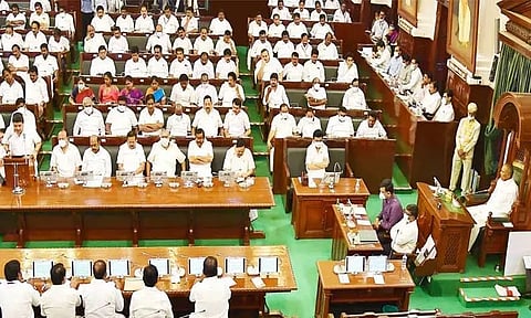 நலிவுற்ற மக்கள் நலம்பெற ஒரு லட்சம் தனி வீடுகளுக்கு மானியம் - சட்டசபையில் அமைச்சர் அறிவிப்பு