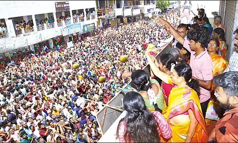 காரைக்கால் அம்மையார் கோவிலில் மாங்கனி திருவிழா கோலாகலம்: மாங்கனிகளை வீசி பக்தர்கள் வழிபாடு