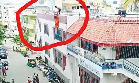 மாடியில் அந்தரத்தில் தொங்கிய மனைவி.. காப்பாற்ற கணவன் முயன்றும் கீழே விழுந்த பரிதாபம்