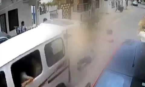 அசுர வேகத்தில் சென்ற பள்ளி வேனில் இருந்து கீழே விழுந்த மாணவிகள் - வீடியோ வைரல்