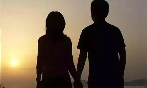 வீட்டுப்பாடம் எழுத உதவியதில் நெருக்கம்... பிளஸ்-2 மாணவனுடன் அறை எடுத்து தங்கிய ஆசிரியை