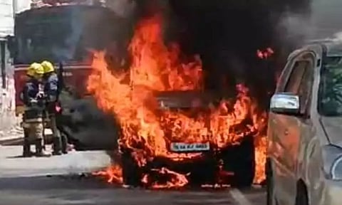 சென்னை: சாலையில் சென்றுகொண்டிருந்த கார் திடீரென தீப்பற்றி எரிந்ததால் பரபரப்பு
