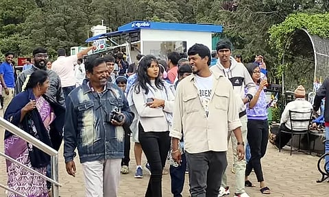 வார விடுமுறையையொட்டி ஊட்டியில் குவிந்த சுற்றுலா பயணிகள்